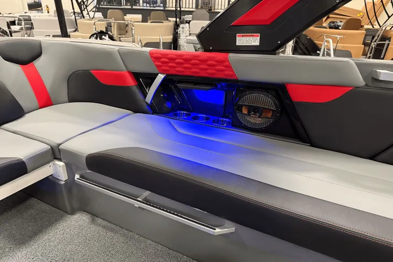 Slide: The Image of MasterCraft XT22 2023 - 15