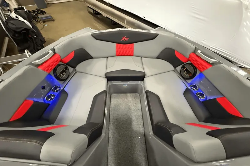 Slide: The Image of MasterCraft XT22 2023 - 16