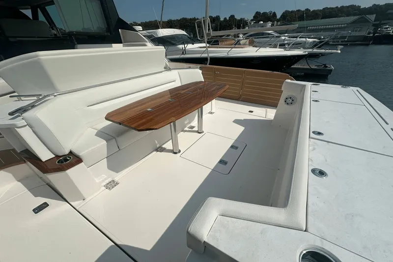 Slide: The Image of Tiara EX 60 2025 - 23