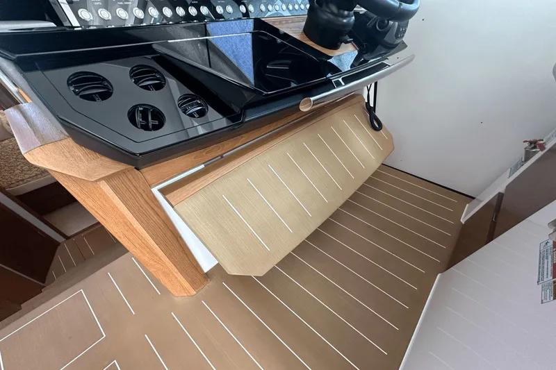 Slide: The Image of Tiara EX 60 2025 - 98