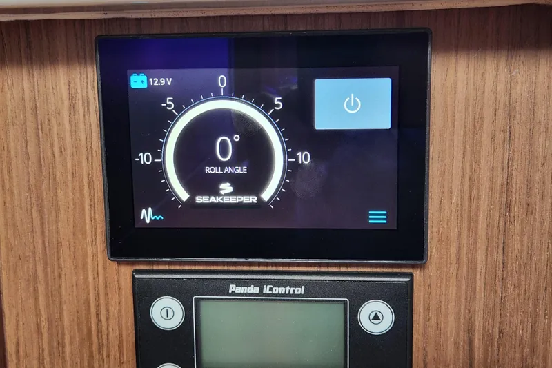 Slide: The Image of Seakeeper control panel on 2022 Beneteau Antares 11 boat, displaying roll angle. - 13
