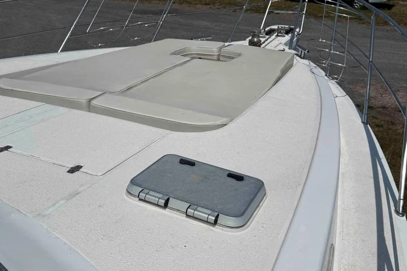 Slide: The Image of Horizon E56 yacht from 2000 docked at marina. - 10