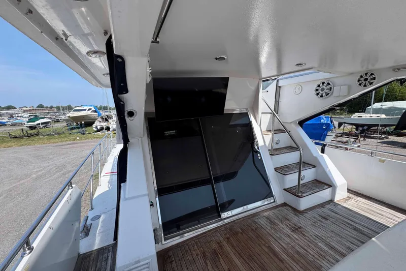 Slide: The Image of Deck of 2000 Horizon E56 yacht with hatch and railing. - 12