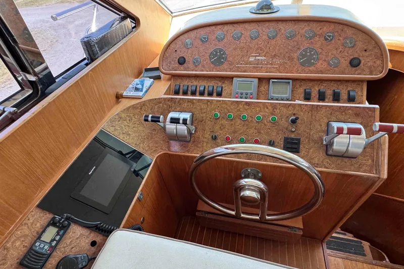 Slide: The Image of 2000 Horizon E56 yacht with outdoor seating area in harbor. - 19