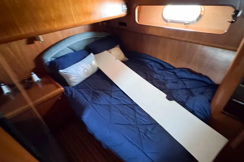 Slide: The Image of Deck of a 2000 Horizon E56 boat with seating area. - 20