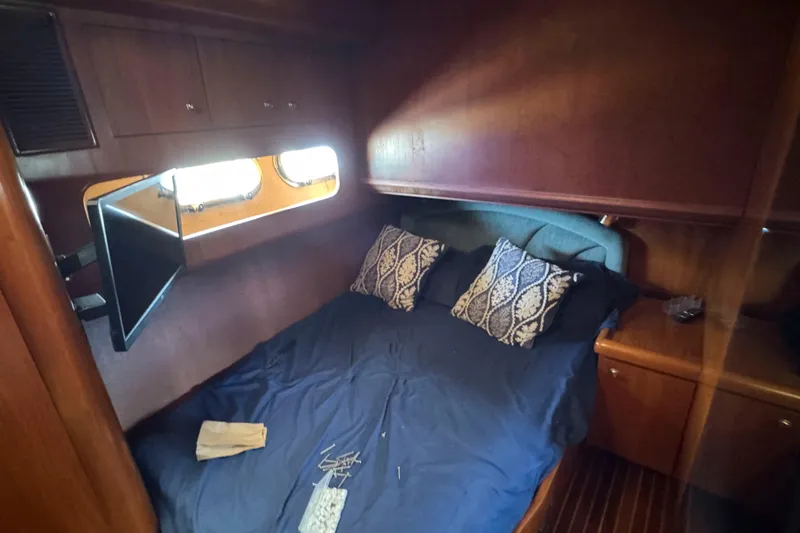 Slide: The Image of Cockpit of a 2000 Horizon E56 yacht in a marina. - 21