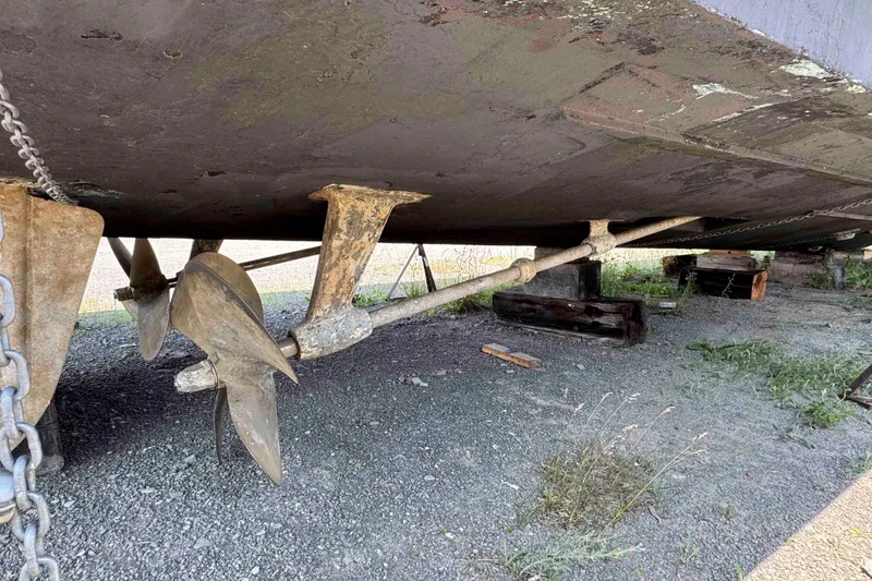 Slide: The Image of Deck of a 2000 Horizon E56 yacht in a marina. - 26