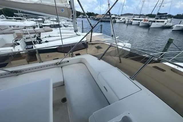 Slide: The Image of Deck of a 2000 Horizon E56 yacht in harbor. - 27