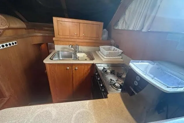Slide: The Image of Kitchen area in a 2000 Horizon E56 yacht. - 39