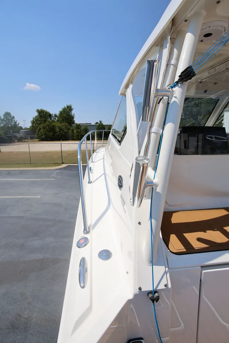 Slide: The Image of Pursuit OS 325 Offshore 2021 - 21