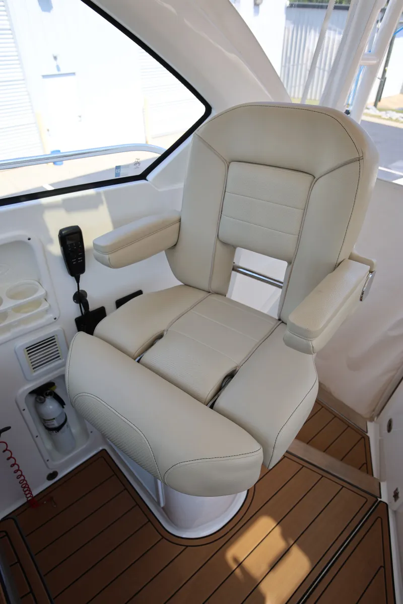 Slide: The Image of Pursuit OS 325 Offshore 2021 - 31