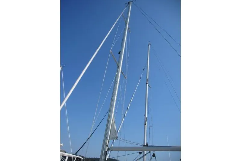 Slide: The Image of Masts of a 2004 Catalina 350 MkII sailboat against a clear blue sky. - 42
