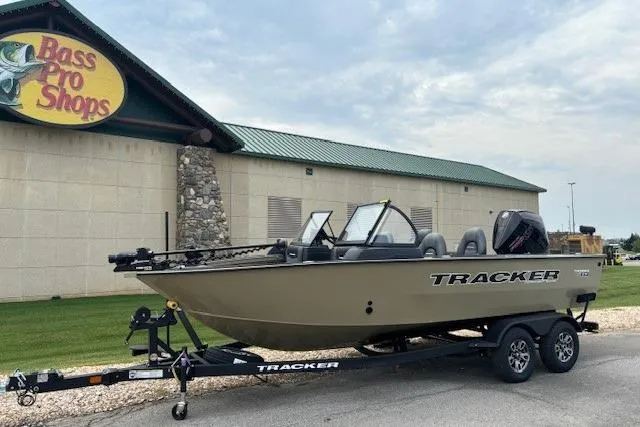 The Image of 2026 Tracker Targa V-19 Combo boat on trailer outside Bass Pro Shops. - 0