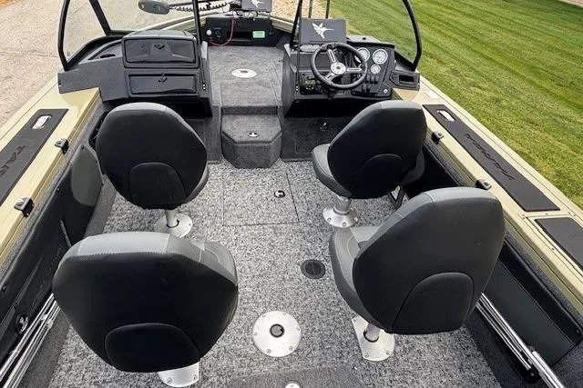 Slide: The Image of 2026 Tracker Targa V-19 Combo boat, top view, showcasing seating and layout. - 4