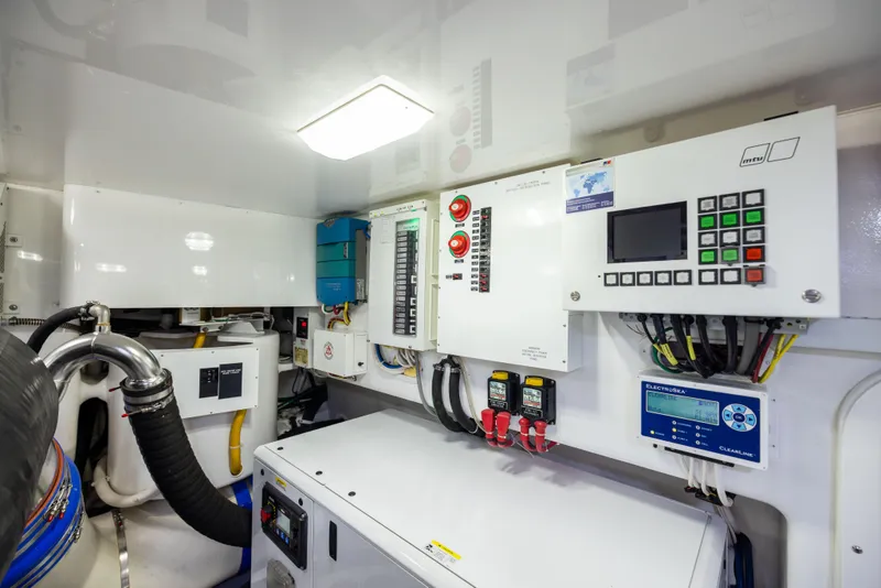 Slide: The Image of Viking 80 Convertible 2020 - 82