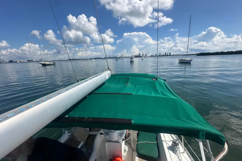 Slide: The Image of Sailing on a 2003 Beneteau Oceanis Clipper 331 under a clear blue sky. - 30