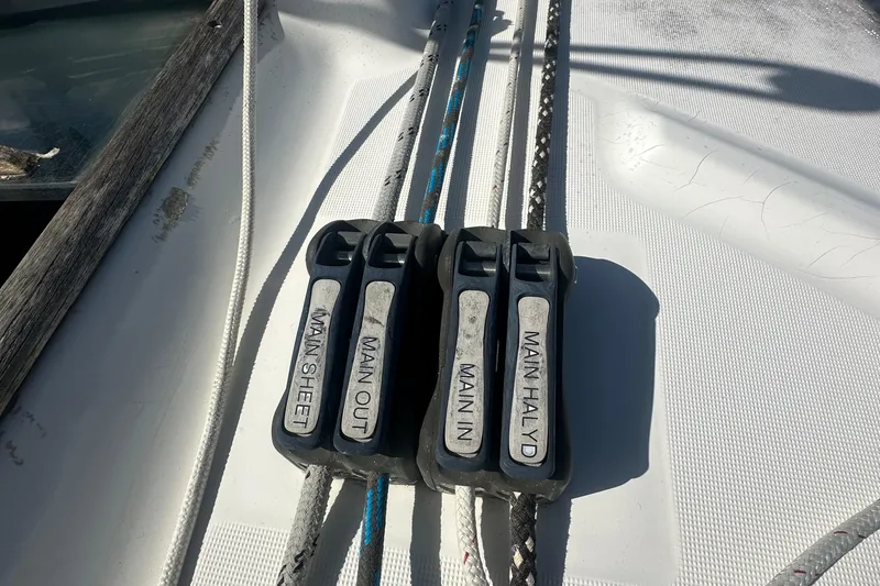Slide: The Image of Deck of 2003 Beneteau Oceanis Clipper 331 with labeled rope clutches. - 32