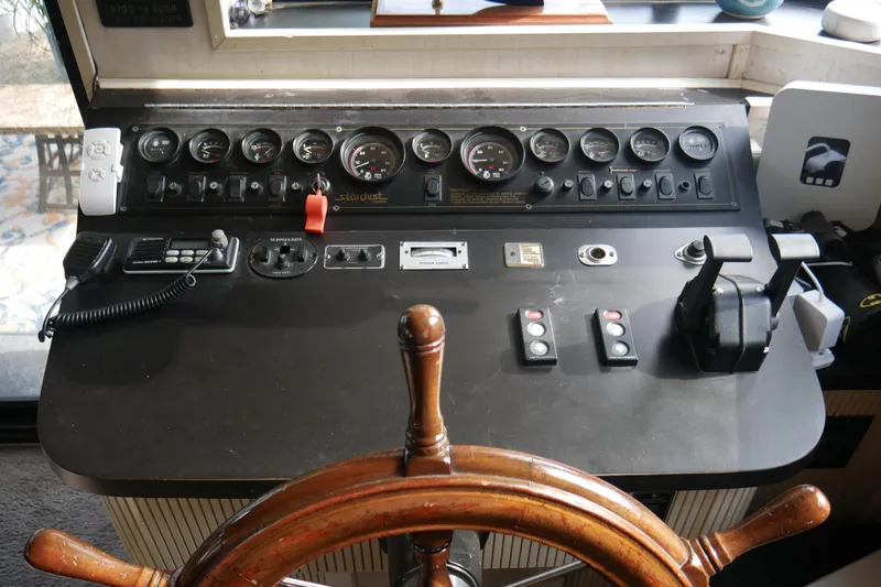 Slide: The Image of Interior of a 1996 STARDUST Cruiser houseboat with cozy seating and scenic lake view. - 7