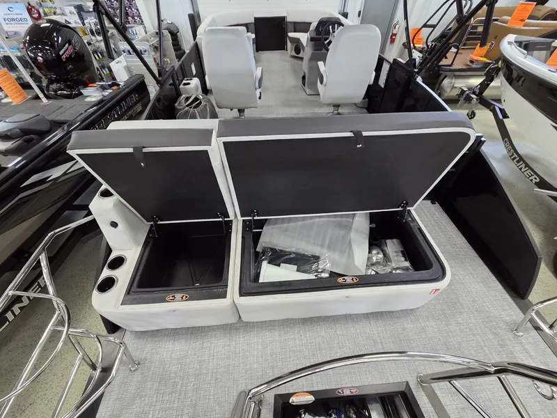 Slide: The Image of Harris Cruiser 230 2026 - 10