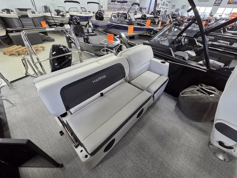 Slide: The Image of Harris Cruiser 230 2026 - 11