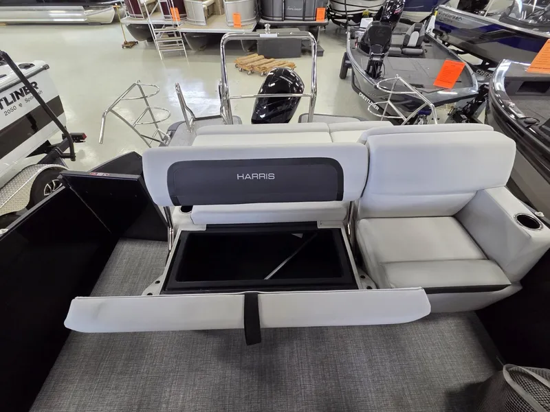 Slide: The Image of Harris Cruiser 230 2026 - 12