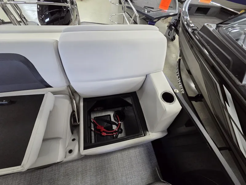 Slide: The Image of Harris Cruiser 230 2026 - 13