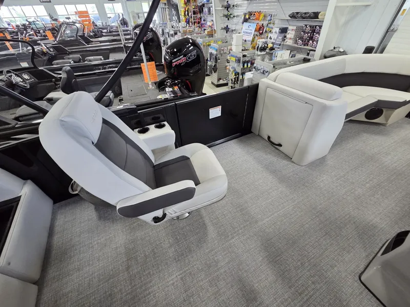 Slide: The Image of Harris Cruiser 230 2026 - 15