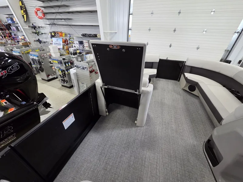 Slide: The Image of Harris Cruiser 230 2026 - 16