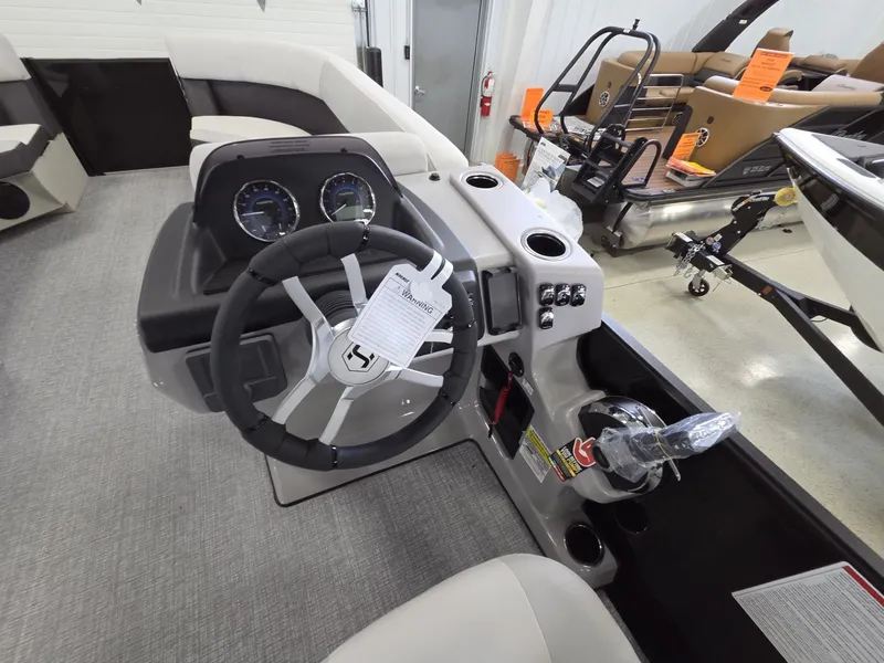 Slide: The Image of Harris Cruiser 230 2026 - 18