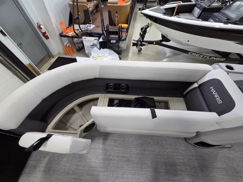 Slide: The Image of Harris Cruiser 230 2026 - 22