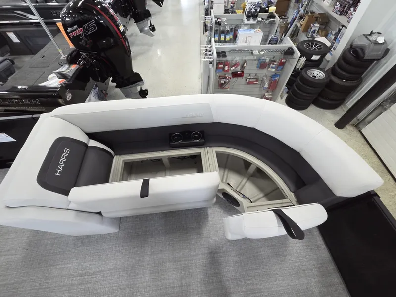 Slide: The Image of Harris Cruiser 230 2026 - 23