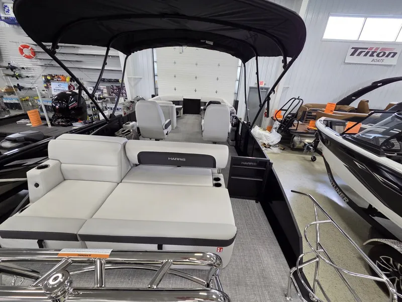 Slide: The Image of Harris Cruiser 230 2026 - 9