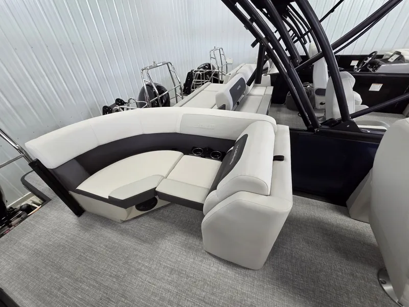 Slide: The Image of Harris Cruiser 230 2026 - 10