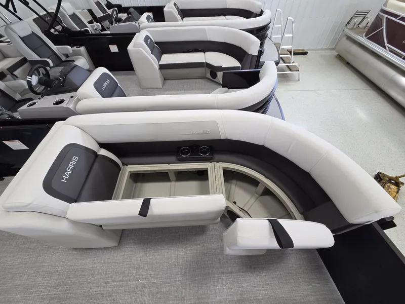 Slide: The Image of Harris Cruiser 230 2026 - 11