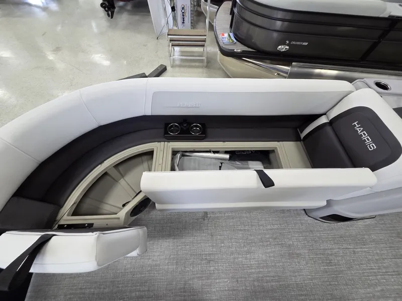 Slide: The Image of Harris Cruiser 230 2026 - 12