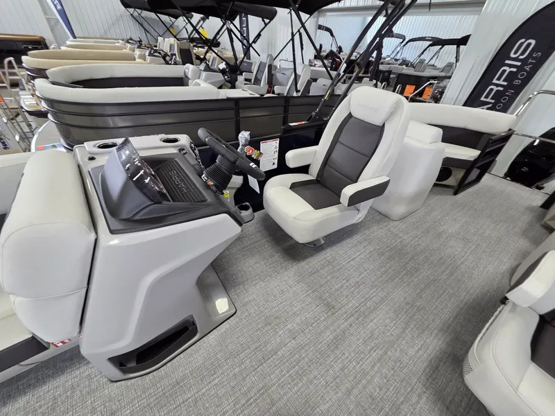 Slide: The Image of Harris Cruiser 230 2026 - 16