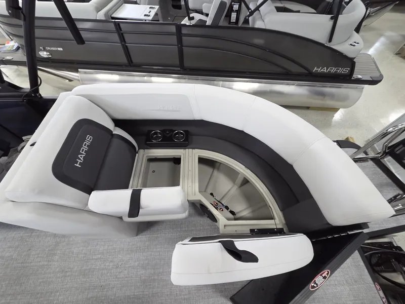 Slide: The Image of Harris Cruiser 230 2026 - 21