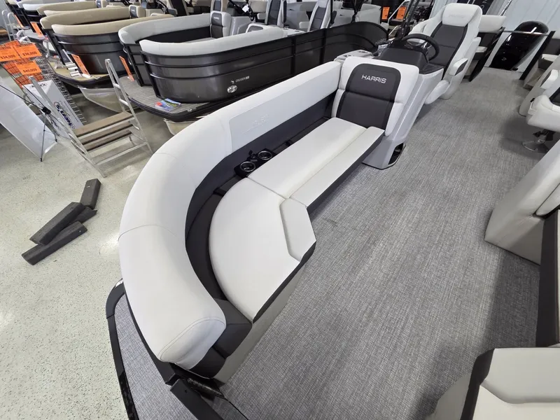 Slide: The Image of Harris Cruiser 230 2026 - 6