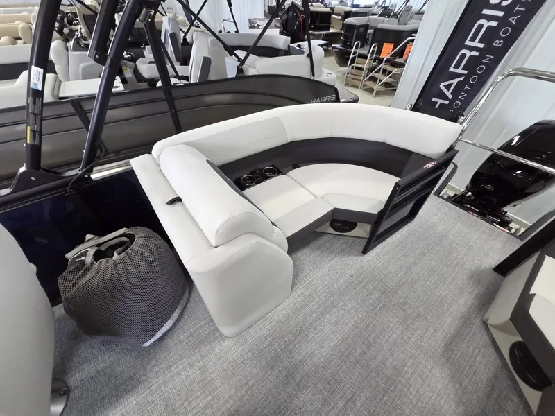 Slide: The Image of Harris Cruiser 230 2026 - 9