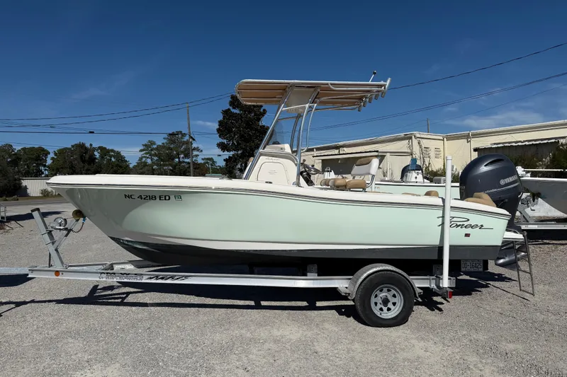 The Image of 2016 Pioneer 197 Islander boat on trailer, side view, with Yamaha engine. - 0