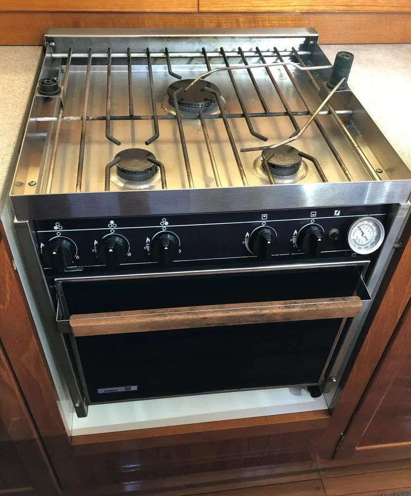 Slide: The Image of Stainless steel stove with three burners and oven, Kelly Dashew KELLY ARCHER 1995 model. - 27