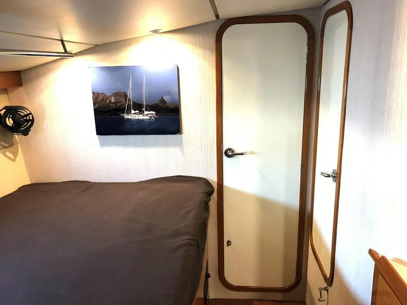 Slide: The Image of Interior of 1995 Kelly Dashew KELLY ARCHER yacht cabin with bed and artwork. - 40
