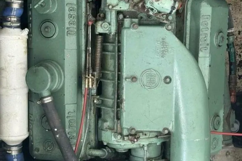 Slide: The Image of Green Detroit Diesel engine in a 1987 Monroe Custom 52 vehicle. - 37