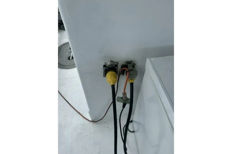 Slide: The Image of Electrical connections on a Monroe Custom 52, 1987 model, with visible cables and plugs. - 40