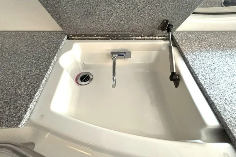 Slide: The Image of Sink with faucet in 2006 Formula 400 Super Sport Crossover boat. - 20