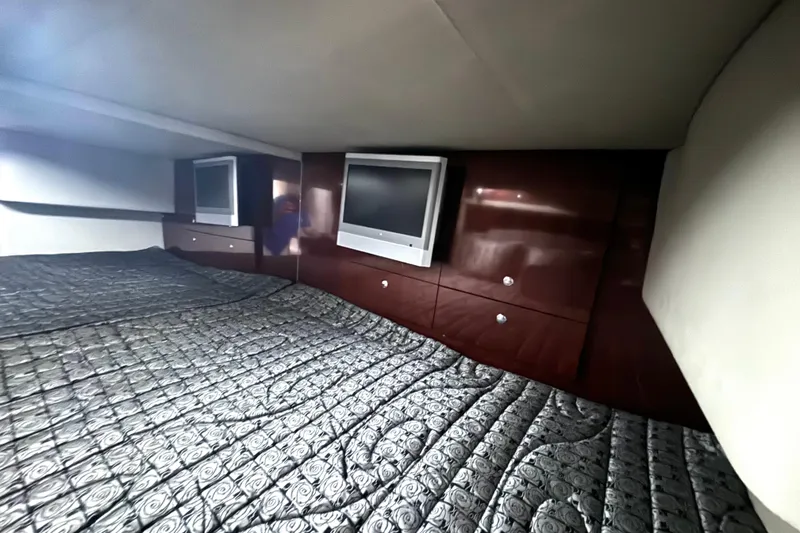 Slide: The Image of Luxurious cabin interior of 2006 Formula 400 Super Sport Crossover with TV and elegant bedding. - 46