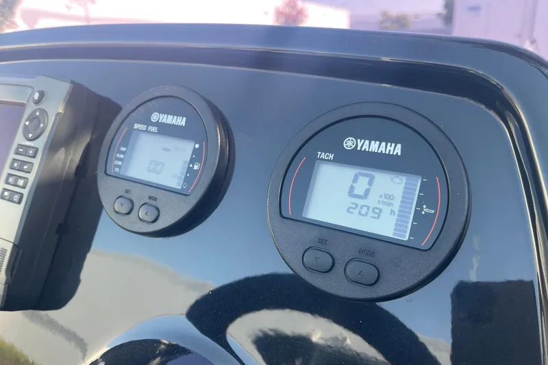 Slide: The Image of Yamaha speed and tachometer gauges on 2017 Grand Goldenline 500 dashboard. - 16