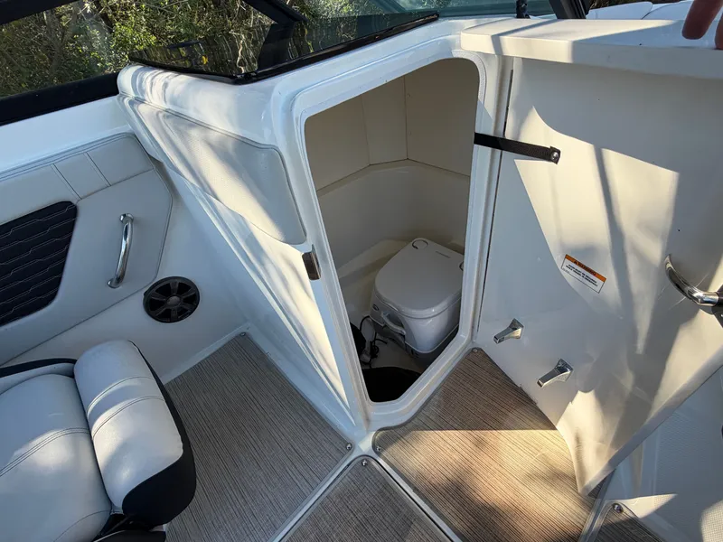 Slide: The Image of Sea Ray 23 SPX 2022 - 16