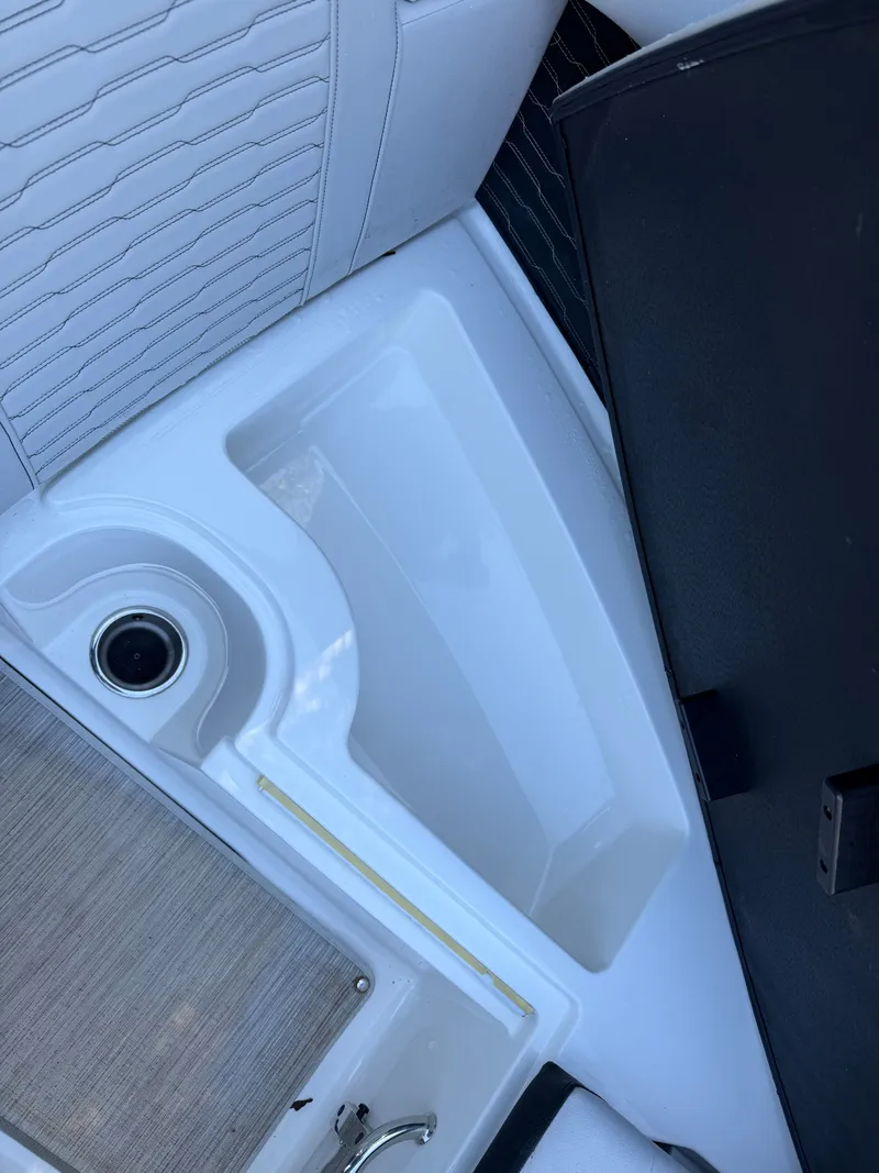 Slide: The Image of Sea Ray 23 SPX 2022 - 25