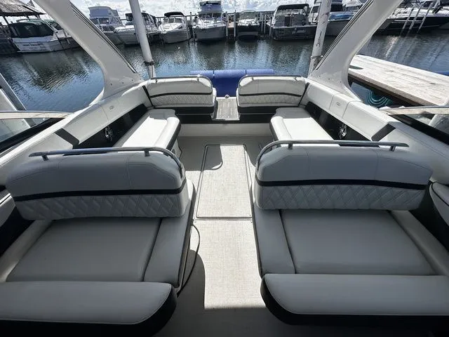 Slide: The Image of Regal 2800 Bowrider 2023 - 17